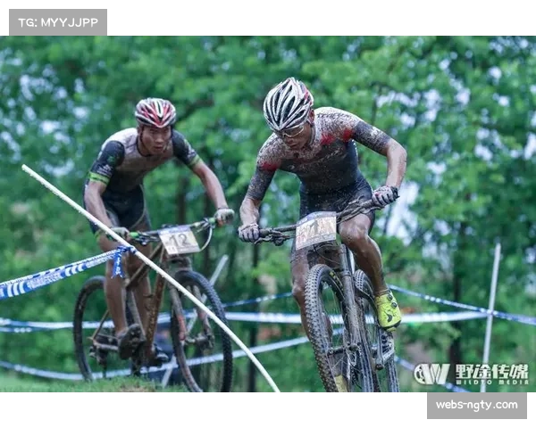 雨战影响:湿滑场地导致多次传球失误,比赛节奏被割裂 雨战影响:湿滑场地导致多次传球失误,比赛节奏被割裂